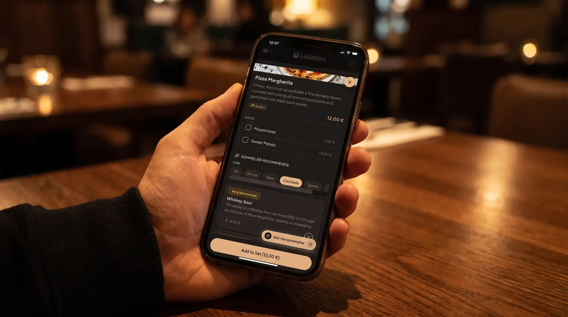 Comensal escaneando un código QR para abrir una carta digital en el móvil
